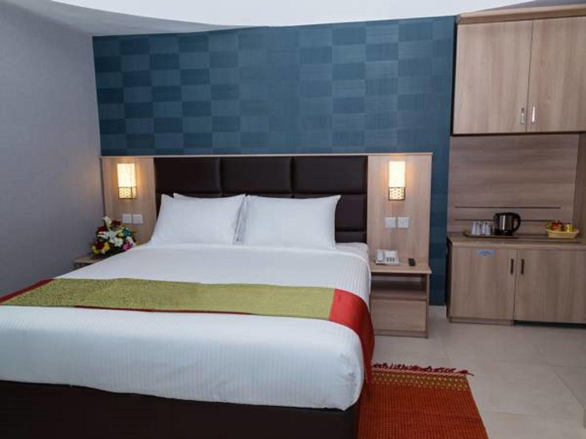 Florida Square Hotel Dubai Esterno foto